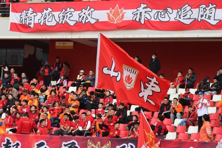 主場上萬名球迷的吶喊助威，給山東體彩女足征戰(zhàn)女超增添了能量與動力